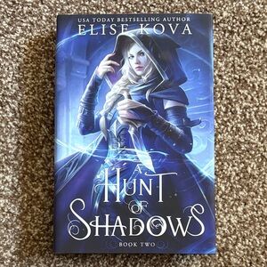 a hunt of shadows by elise kova